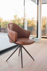 Fauteuil Lili tournant – design Made in Italy avec base en métal et revêtement artisanal.