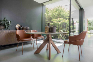 Table de salle à manger Maori avec piétement en noyer Canaletto et plateau en céramique onyx beige brillant, design italien de luxe