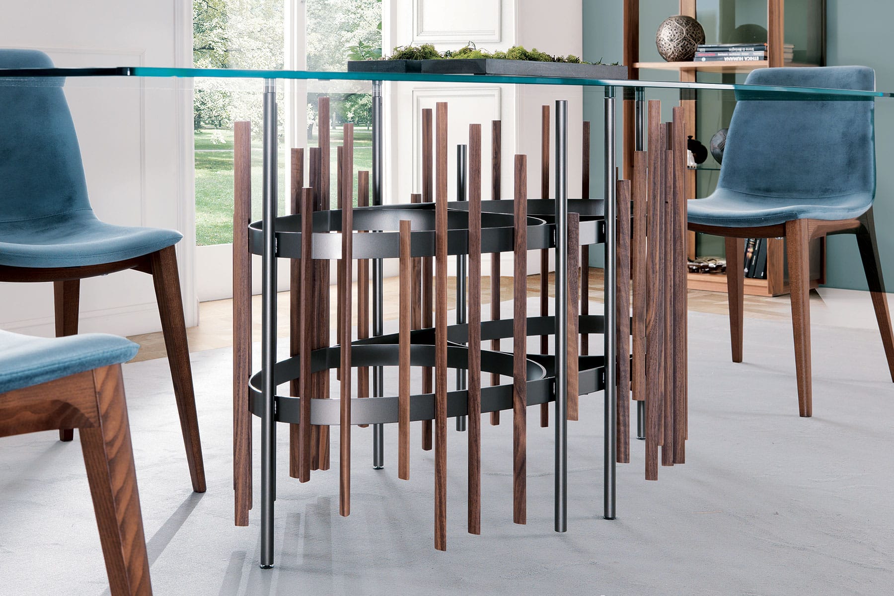 Tavolo rettangolare design Norberto Delfinetti. Piano in vetro temperato. Base in metallo. Vendita online di lussuosi tavoli artigianali made in Italy.