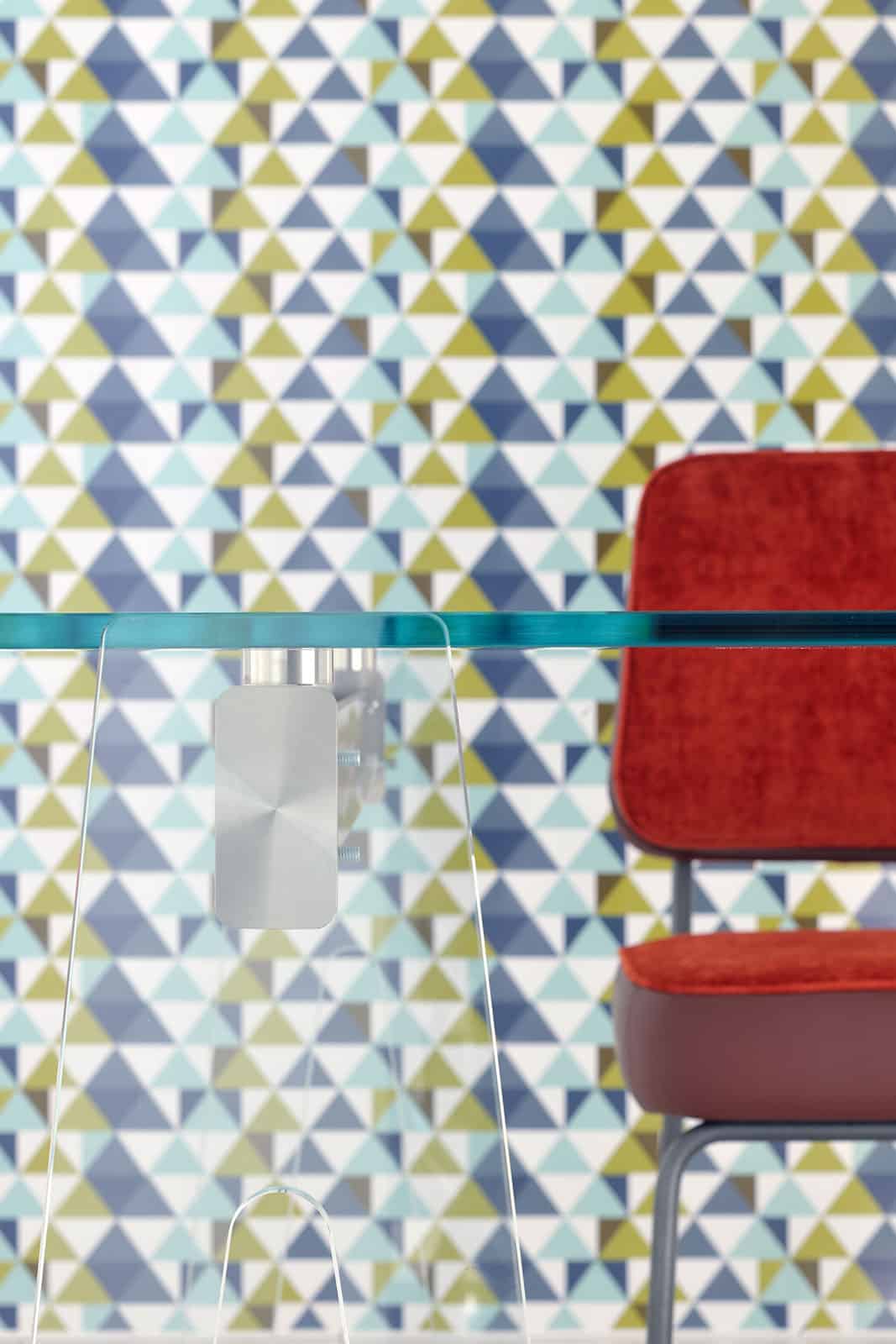 Gian Paolo Venier a dessiné une luxueuse table rectangulaire avec pieds et plan en verre extra clair et structure en aluminium. Livraison gratuite.