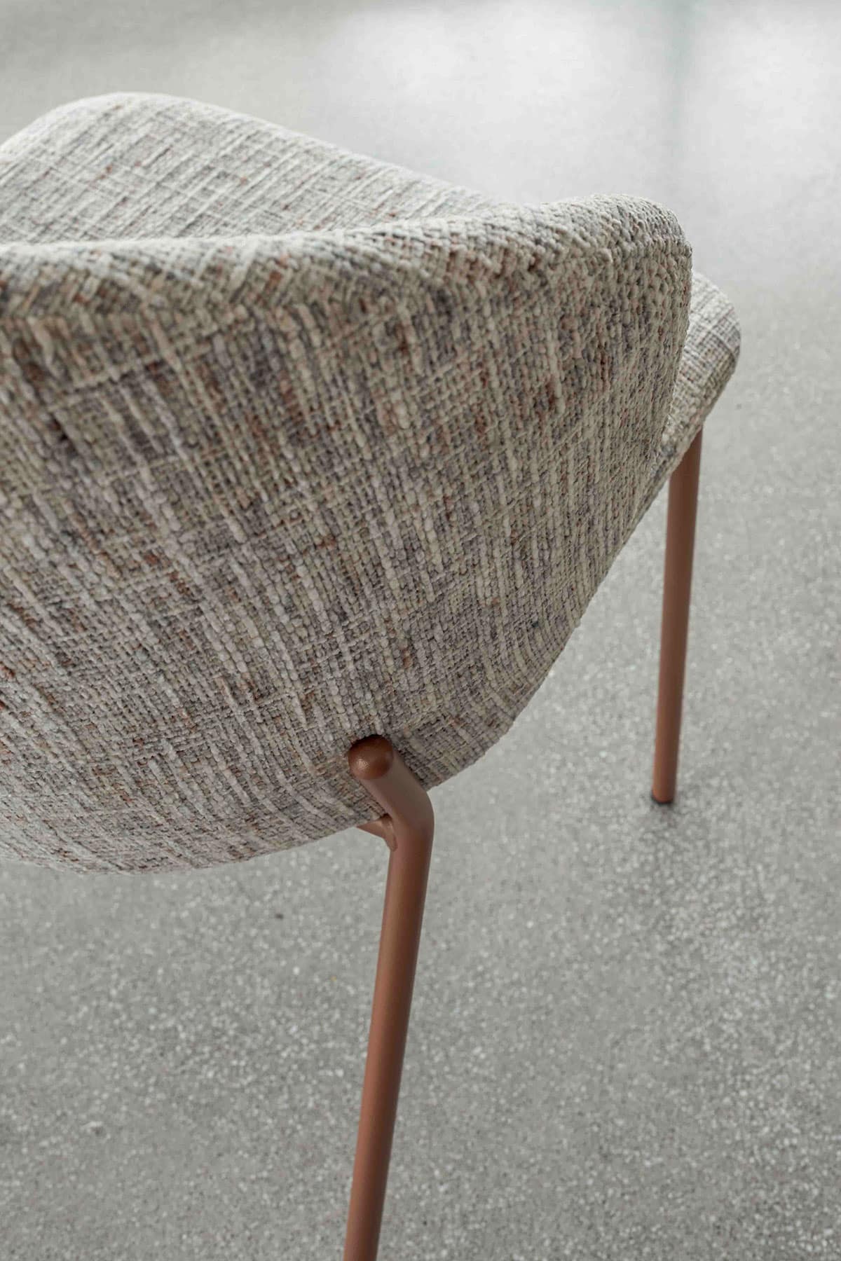 Poltroncina Clo - struttura in metallo finitura rame goffrato - rivestimento in tessuto Cachemire finitura neve