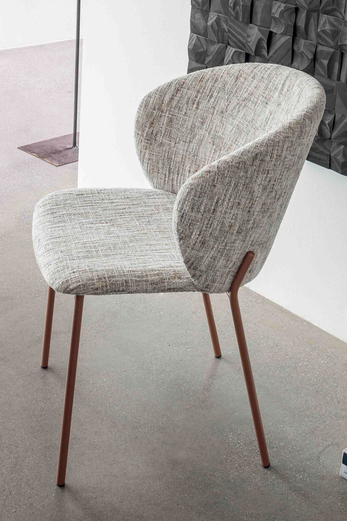 Poltroncina Clo - struttura in metallo finitura rame goffrato - rivestimento in tessuto Cachemire finitura neve