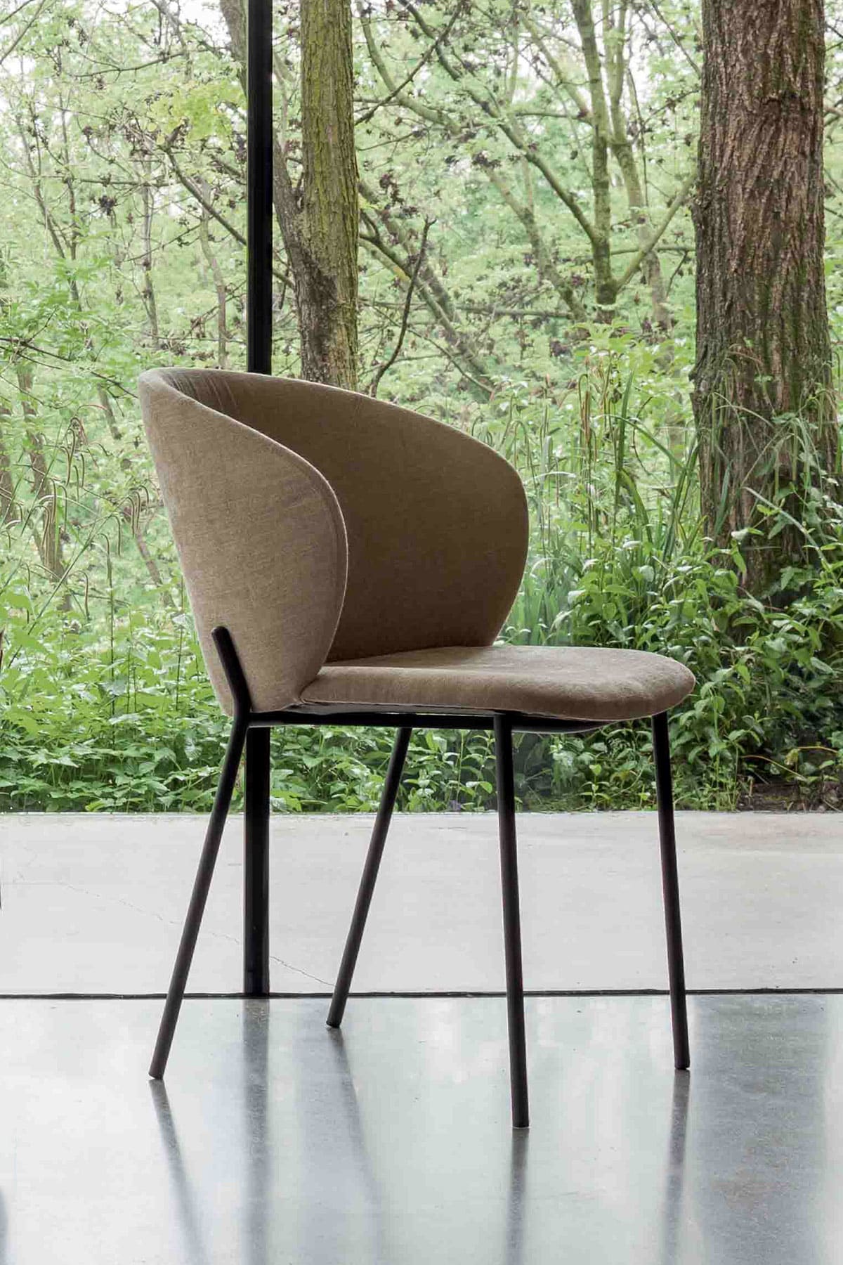 Poltroncina Clo - struttura in metallo finitura bronzo goffrato - rivestimento in tessuto Yucatan finitura lino