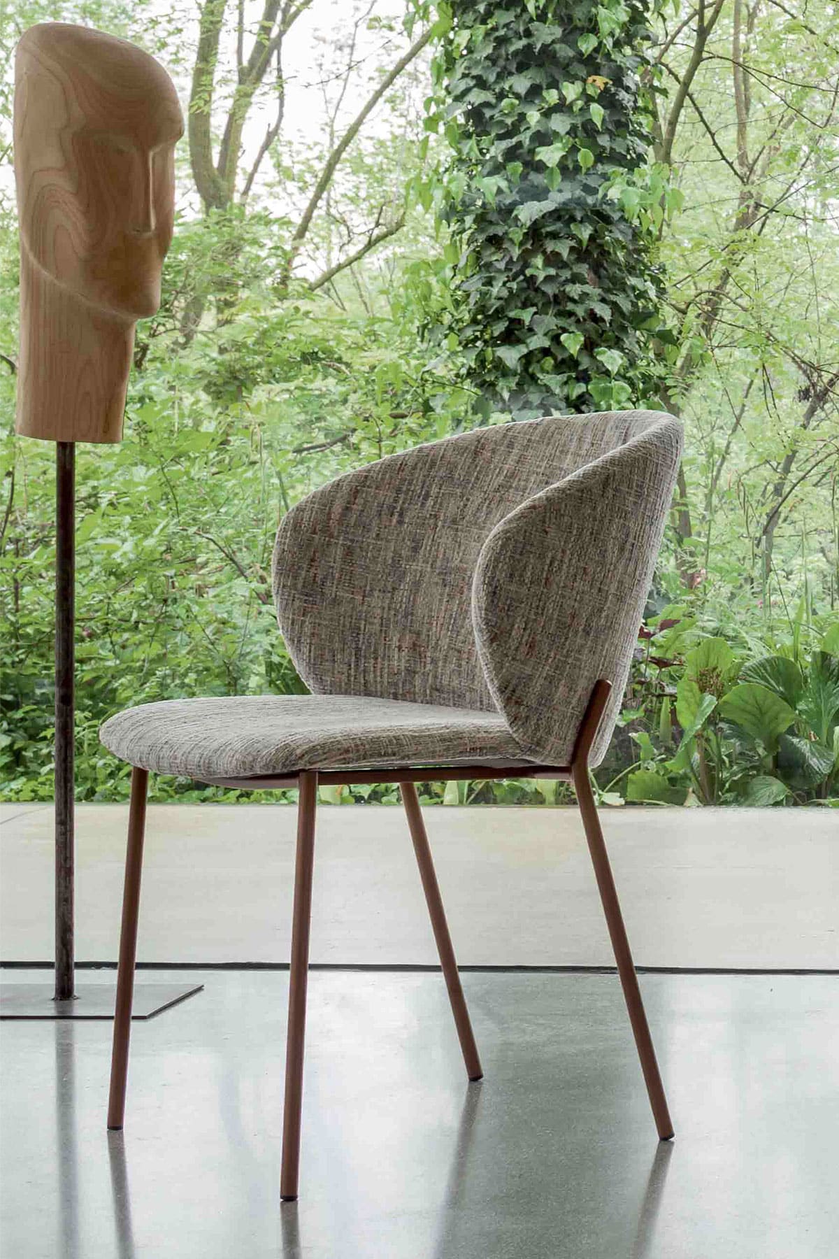 Poltroncina Clo - struttura in metallo finitura rame goffrato - rivestimento in tessuto Cachemire finitura neve