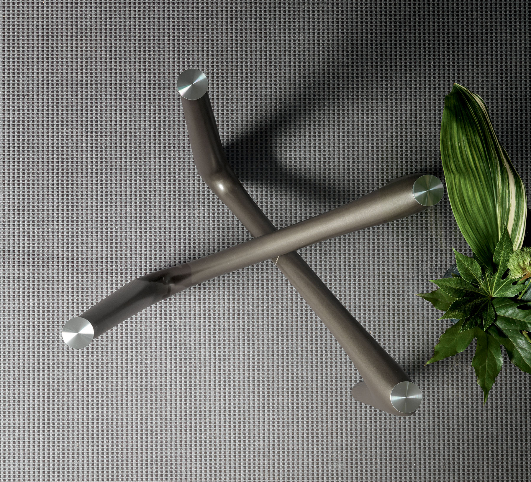 Vente en ligne de meubles haut de gamme de production italienne. Table ronde en verre transparent. Design Andrea Lucatello. Livraison à domicile gratuite.