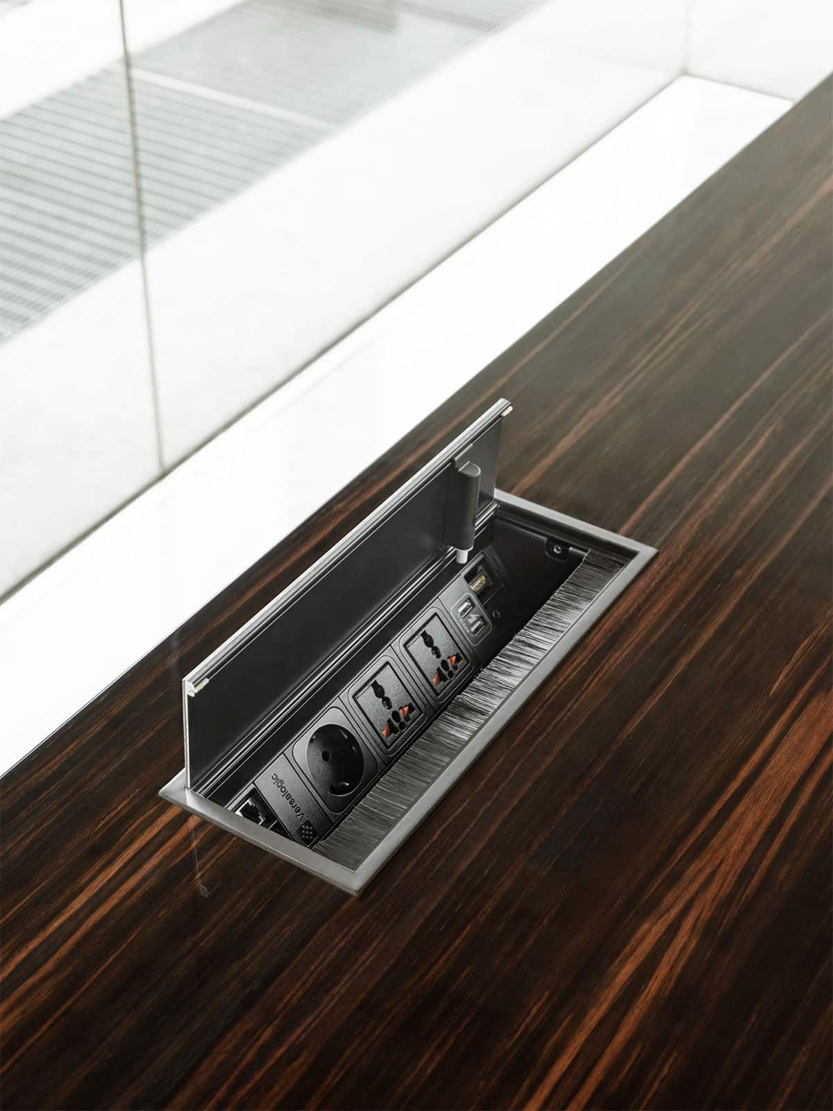 Scrivania direzionale scultorea in legno di ebano e piano in cuoio con cuciture a vista. Grande allungo con cassetti e ante incluso. Lusso made in Italy.