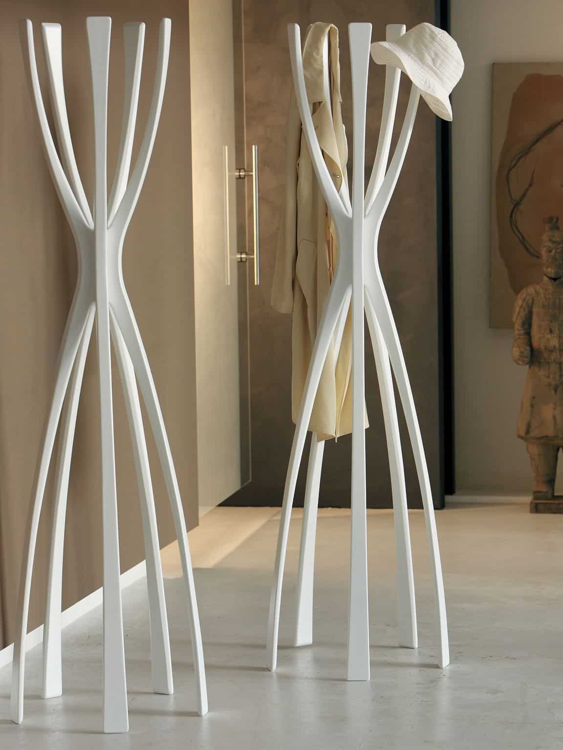 Flam coat stand in solid wood lacquered white