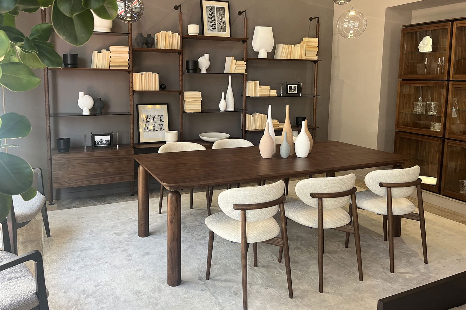 Tavolo GO in massello di noce canaletto, design Norberto Delfinetti, vista d’insieme