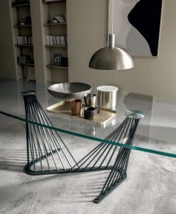 Base grigia, top in vetro trasparente. Andrea Lucatello ha creato un tavolo originale, sinuoso ed elegante per le case più raffinate. Consegna gratuita.