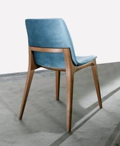 Sedia imbottita design made in Italy in legno massello. Vendita online di sedie e mobili made in Italy. Arredamento di alta qualità in consegna gratuita.