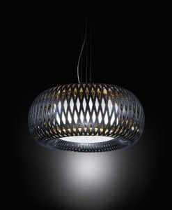 Un ricco intreccio adorna una moderna e originale lampada a sospensione nera all'esterno e color oro internamente. Made in Italy. Consegna a domicilio.