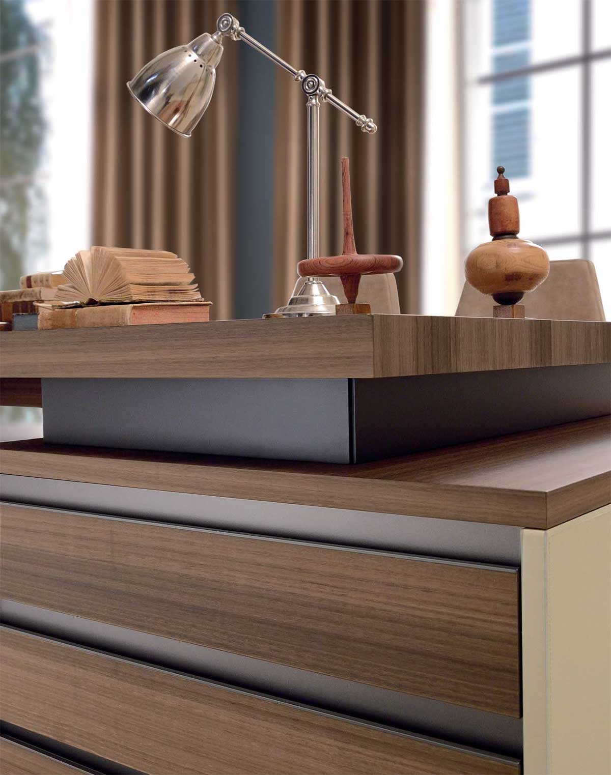 Warm materials and colours. Luxurious saddle leather and eucalyptus essence are used by Matteo Nunziati to create Kefa executive desk. Free delivery.