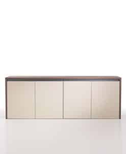 Buffet o mobile basso, per la casa o l'ufficio a 4 ante. Finiture in eucalipto e cuoio. Arredamento esclusivo made in Italy. Design Matteo Nunziati.
