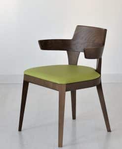 Sedia con struttura in legno tinto noce. Seduta con cuscino imbottito rivestito in velluto o pelle. Molti colori, consegna a domicilio. Design Studio Memo.
