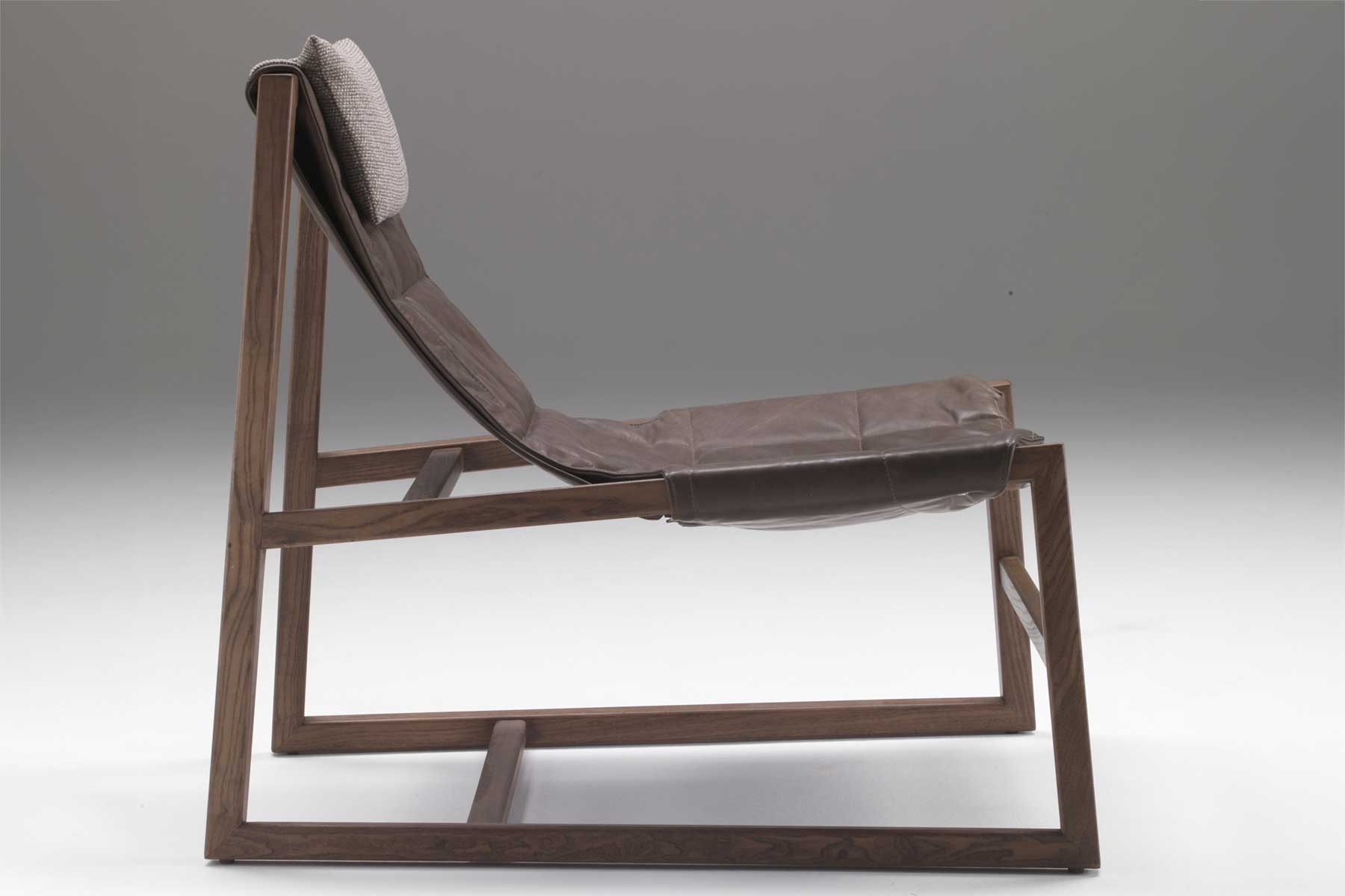 LOUNGE is a Studio Controdesign armchair with solid ash structure and leather upholstery. Buy online this luxurious made in Italy armchair. Free shipping.