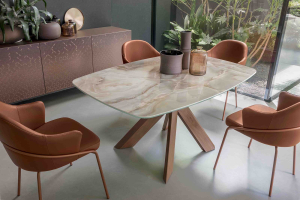 Tavolo da pranzo Maori con base in noce Canaletto e piano in ceramica onice beige lucido, design italiano di lusso