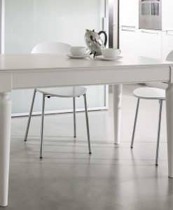 Gambe tornite, sistema di allunghe brevettato. Tavolo rettangolare trasformabile bianco, si allunga sia in larghezza che in profondità. Consegna gratuita.