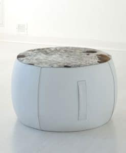 Complemento d'arredo pratico e moderno. Il lussuoso pouf rotondo in pelle o eco-pelle è disponibile in molti colori. Acquisto online e consegna a domicilio.