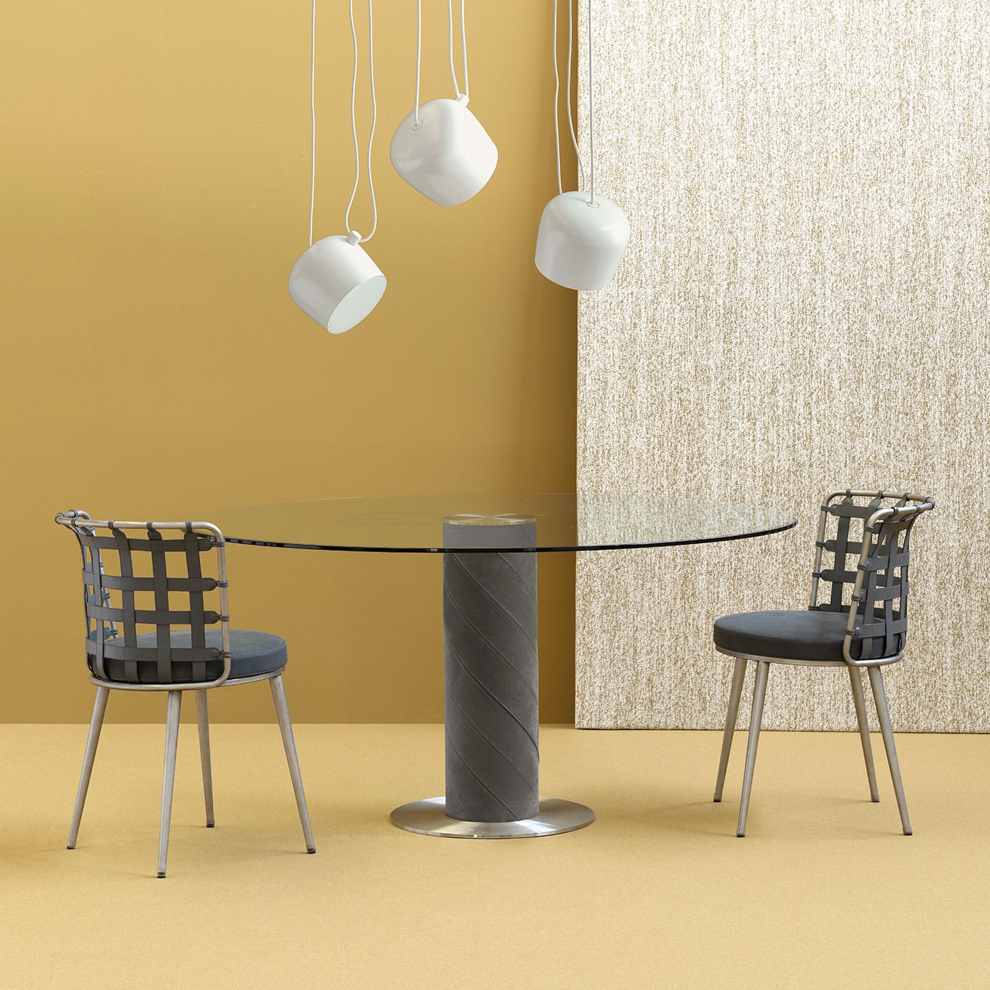 Tavolo rotondo con base in pelle e acciaio. Design G. Vegni. Made in Italy. Consegna gratis a domicilio.