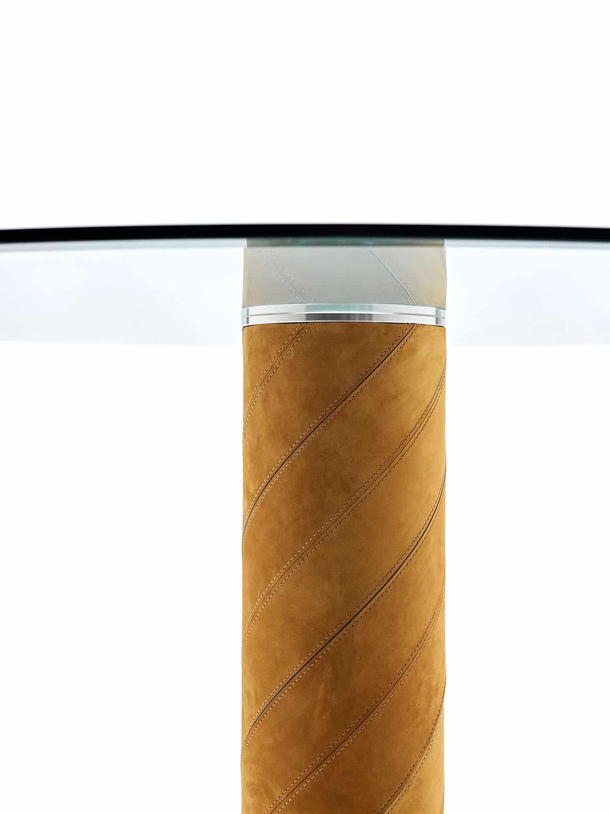 Tavolo rotondo con base in pelle e acciaio. Design G. Vegni. Made in Italy. Consegna gratis a domicilio.