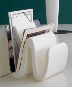 Porta riviste in polietilene riciclabile, dalla forma sinuosa per gli ambienti più moderni ed originali. Made in Italy. Consegna a domicilio.