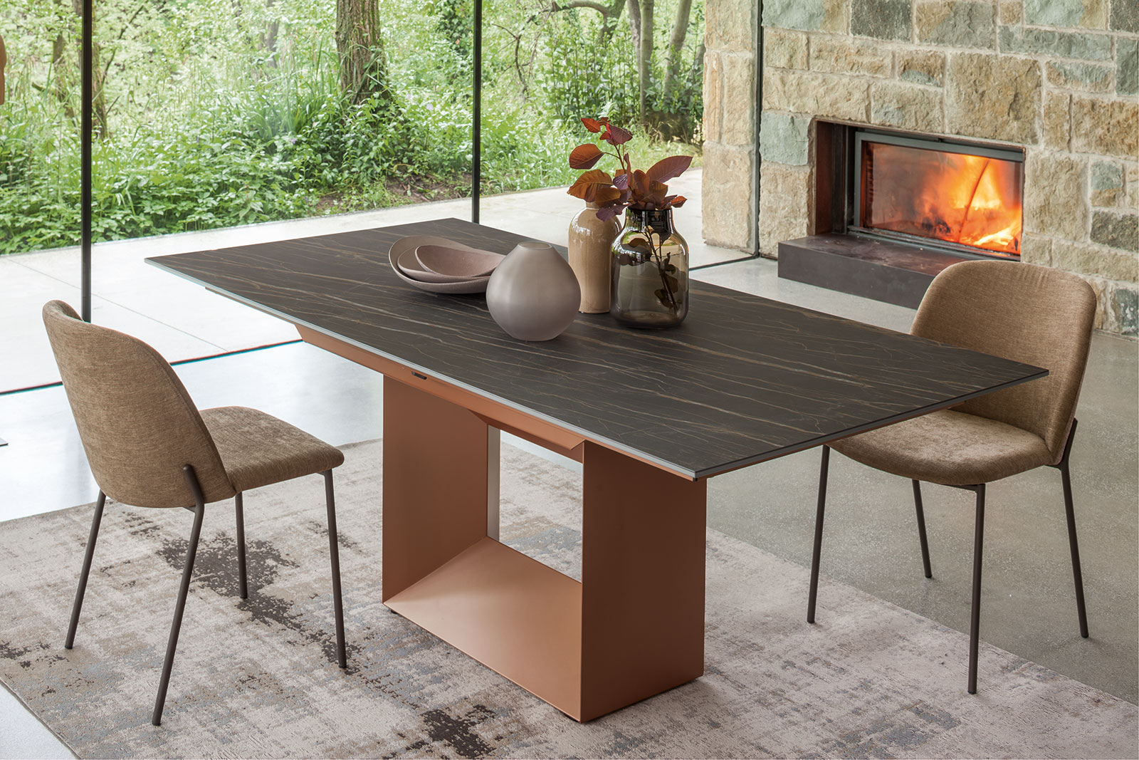 Defence tavolo rettangolare allungabile in ceramica nera K15 e base color rame.