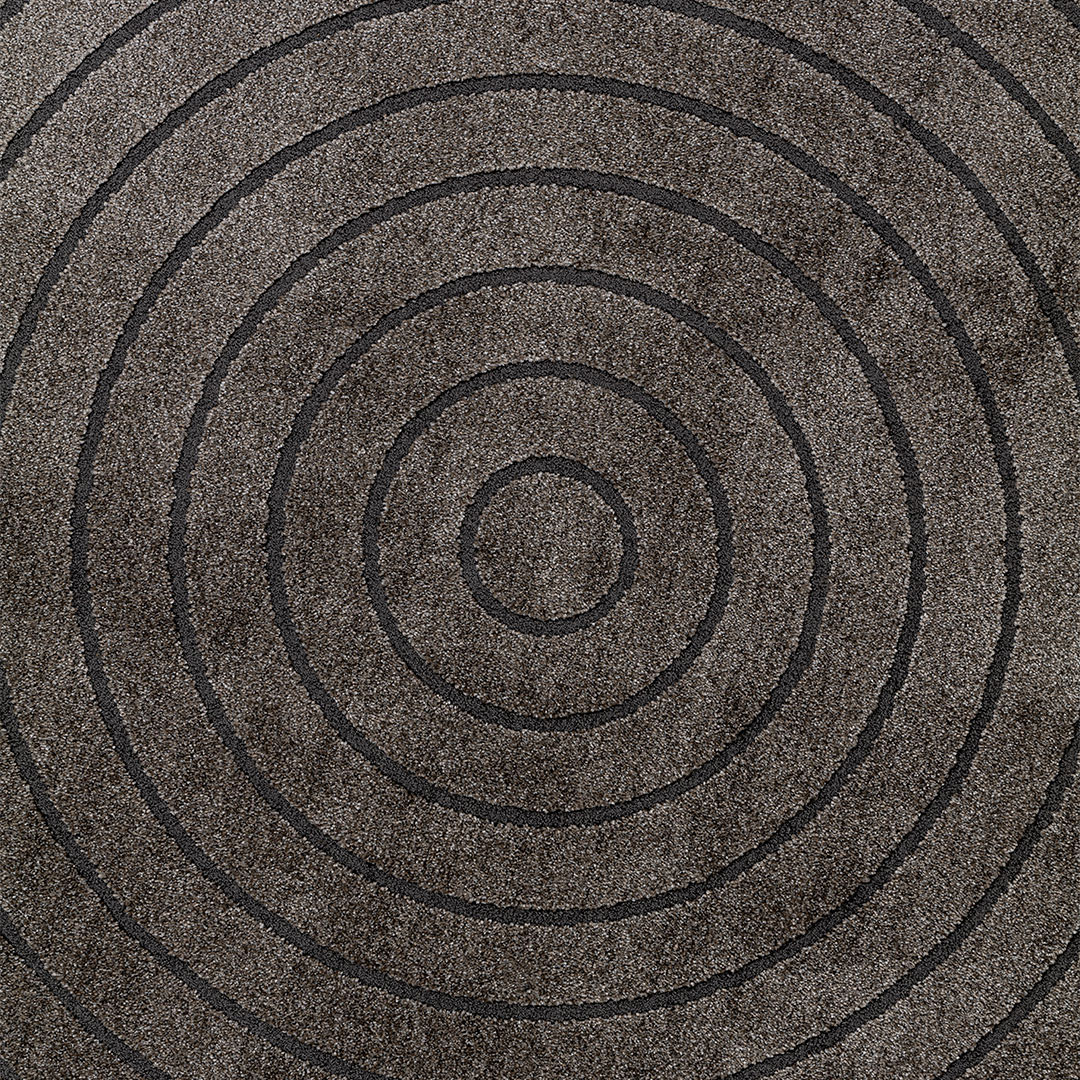 Gros plan du velours 9 mm du tapis Cortina Sfera Taupe