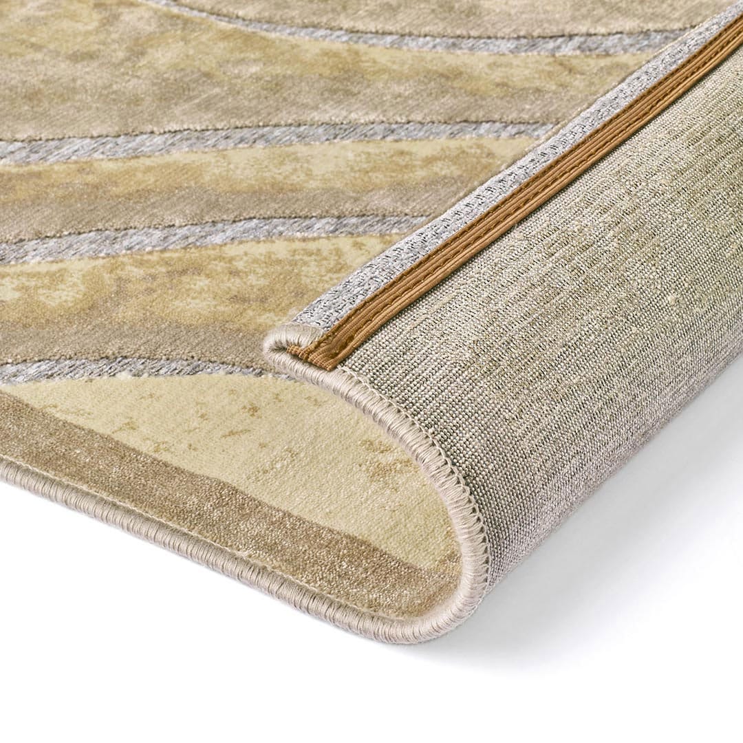 Gros plan sur le motif curviligne 3D sable et terre du tapis Gabrielle