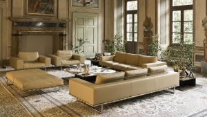 Salotto in pelle, divano angolare, poltrone e tavolini in dimora di prestigio in Svizzera