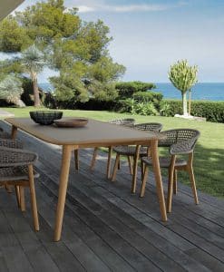 Poltroncina da esterno in teak ed alluminio. Vendita online di sedie e mobili da giardino di alta qualità per ville private, yacht, hotel, bar e ristoranti.
