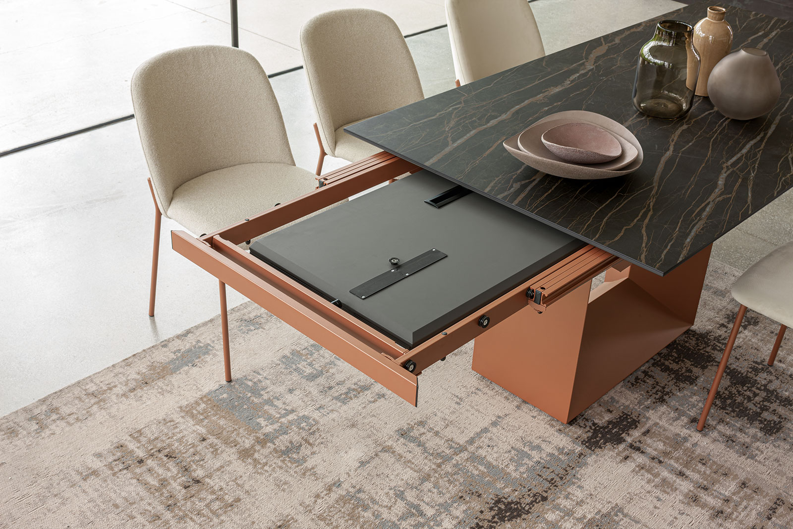 Tavolo da pranzo rettangolare allungabile con ceramica e metallo. Consegna gratuita a domicilio. Made in Italy