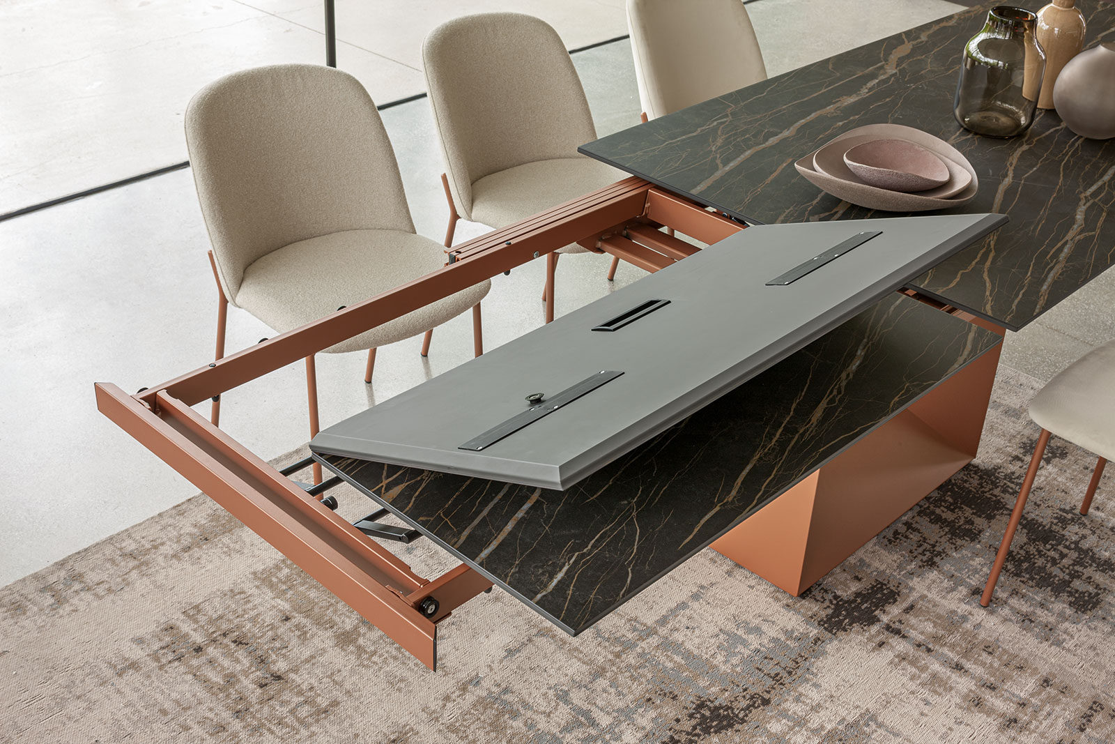 Tavolo da pranzo rettangolare allungabile con ceramica e metallo. Consegna gratuita a domicilio. Made in Italy