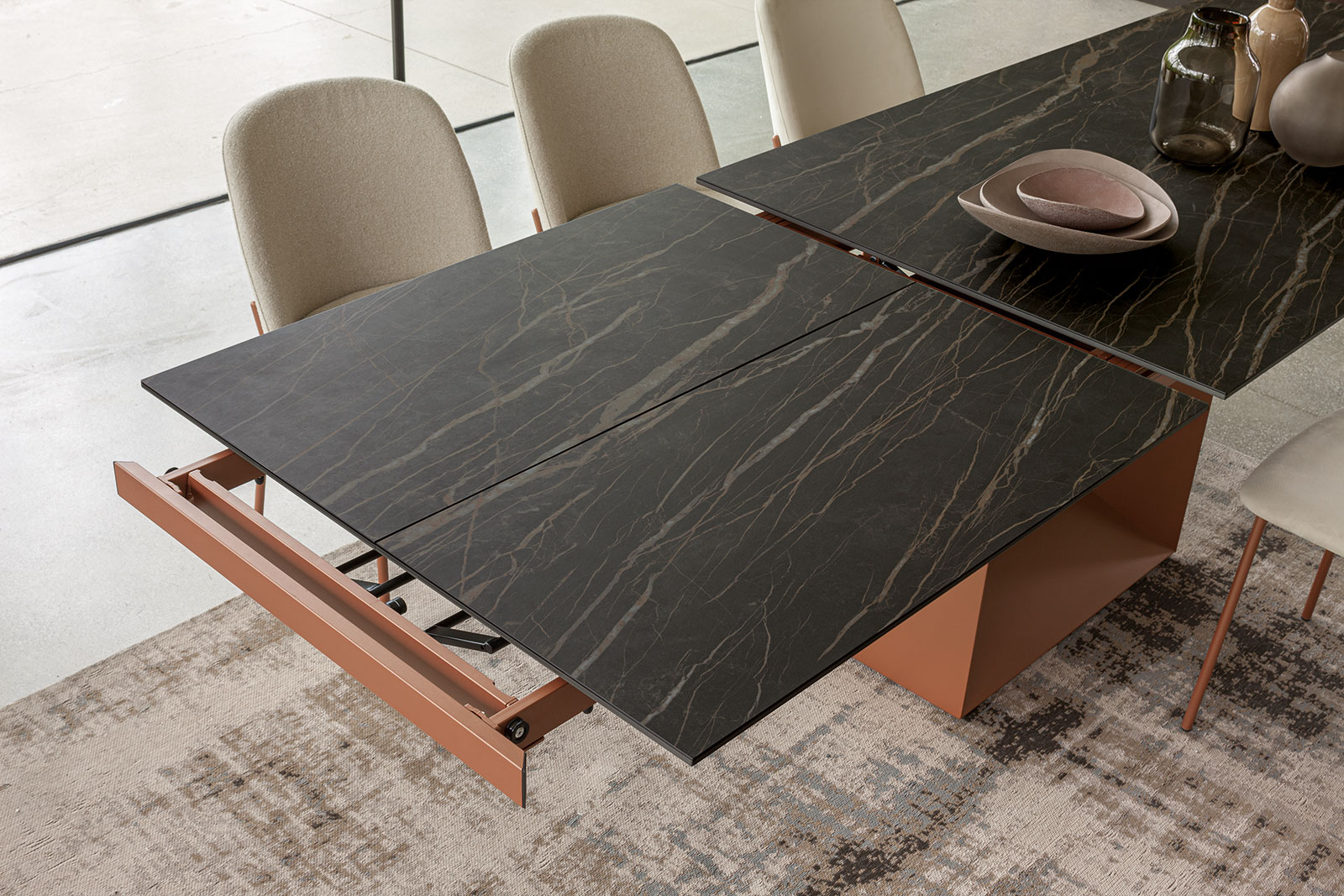 Tavolo da pranzo rettangolare allungabile con ceramica e metallo. Consegna gratuita a domicilio. Made in Italy