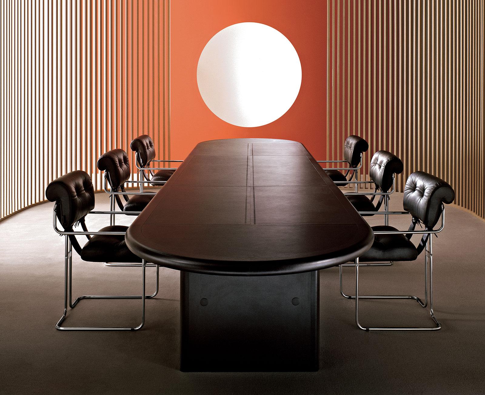 Sedia imbottita in pelle. Struttura cromata. Design Guido Faleschini. Arredamento lussuoso per la casa e l'ufficio. Vendita online e consegna gratuita.