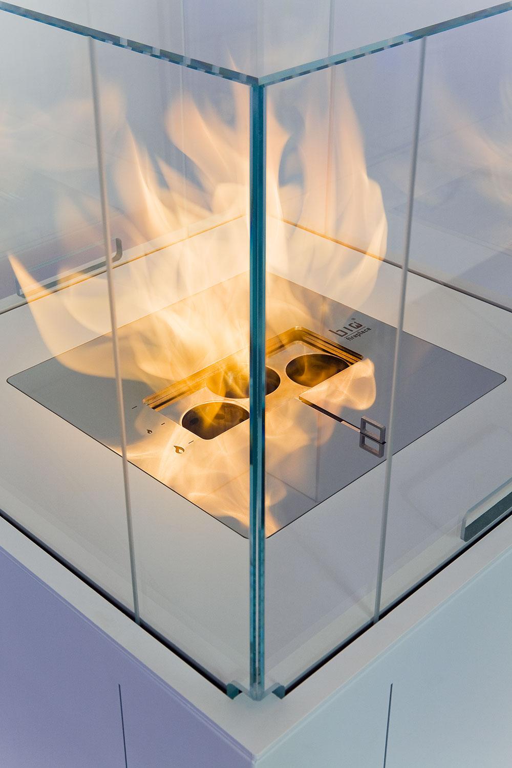 Camino al bioetanolo da esterno. Perfetto per piscine, bar, ristoranti o eventi. Acciaio inox. Vendita online. Consegna a domicilio. Made in Italy.